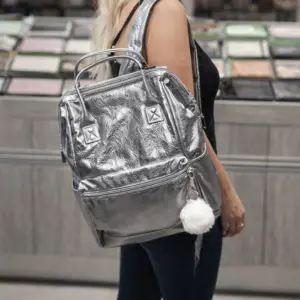 תיק גב מטאלי לנשים – תיק אופנתי בצבע כסף | Tut & Jo
